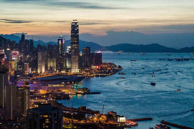 <strong>Phà Star, Hong Kong: </strong> Ngồi trên phà Star, bạn có thể ngắm cả bầu trời Hong Kong và bán đảo Cửu Long. Phà Star đến cảng Victoria vào cuối những năm 1800 và hoạt động hàng ngày từ sáng đến 23h. Chi phí một chuyến chỉ 30 cent (6.500 đồng) nên bạn có thể đi phà, ngắm Hong Kong vào ngày hoặc đêm.