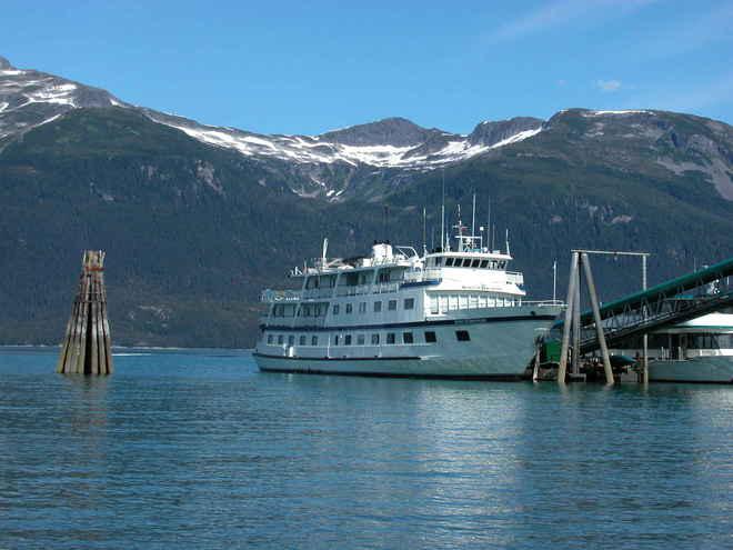 <strong>Inside Passage, Alaska: </strong> Nơi đây có nhiều tàu du lịch lớn nhưng một trong những cách tốt nhất để khám phá vùng vịnh hẹp, sông băng và đảo ở Đông Nam Alaska là ngồi thuyền nhỏ để dễ dàng tiếp cận khu vực hạn chế. Chèo thuyền kayak và đi bộ đường dài cũng là cách để khám phá Vườn quốc gia Glacier Bay, nơi có hệ động vật hoang dã phong phú với nhiều loài như cá voi, gấu, hải âu, rái cá.