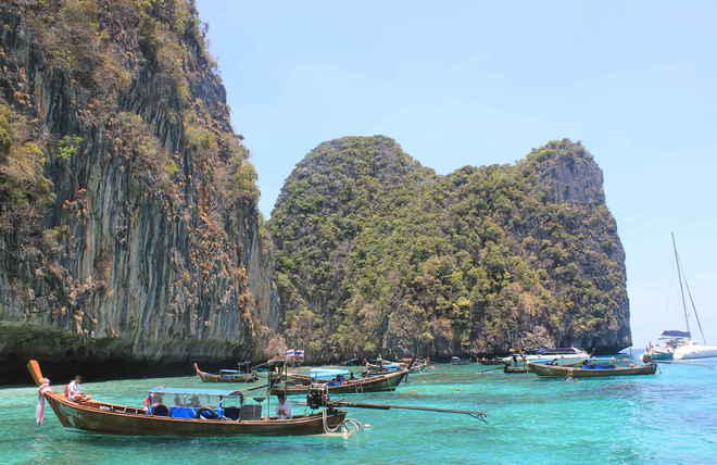 <strong>Quần đảo Koh Phi Phi, Thái Lan: </strong> Đến đây, du khách nên trải nghiệm lặn biển và khám phá hang động. Trong ngày, có nhiều chuyến đi xuất phát từ Phuket hoặc Krabi để đến Koh Phi Phi.
