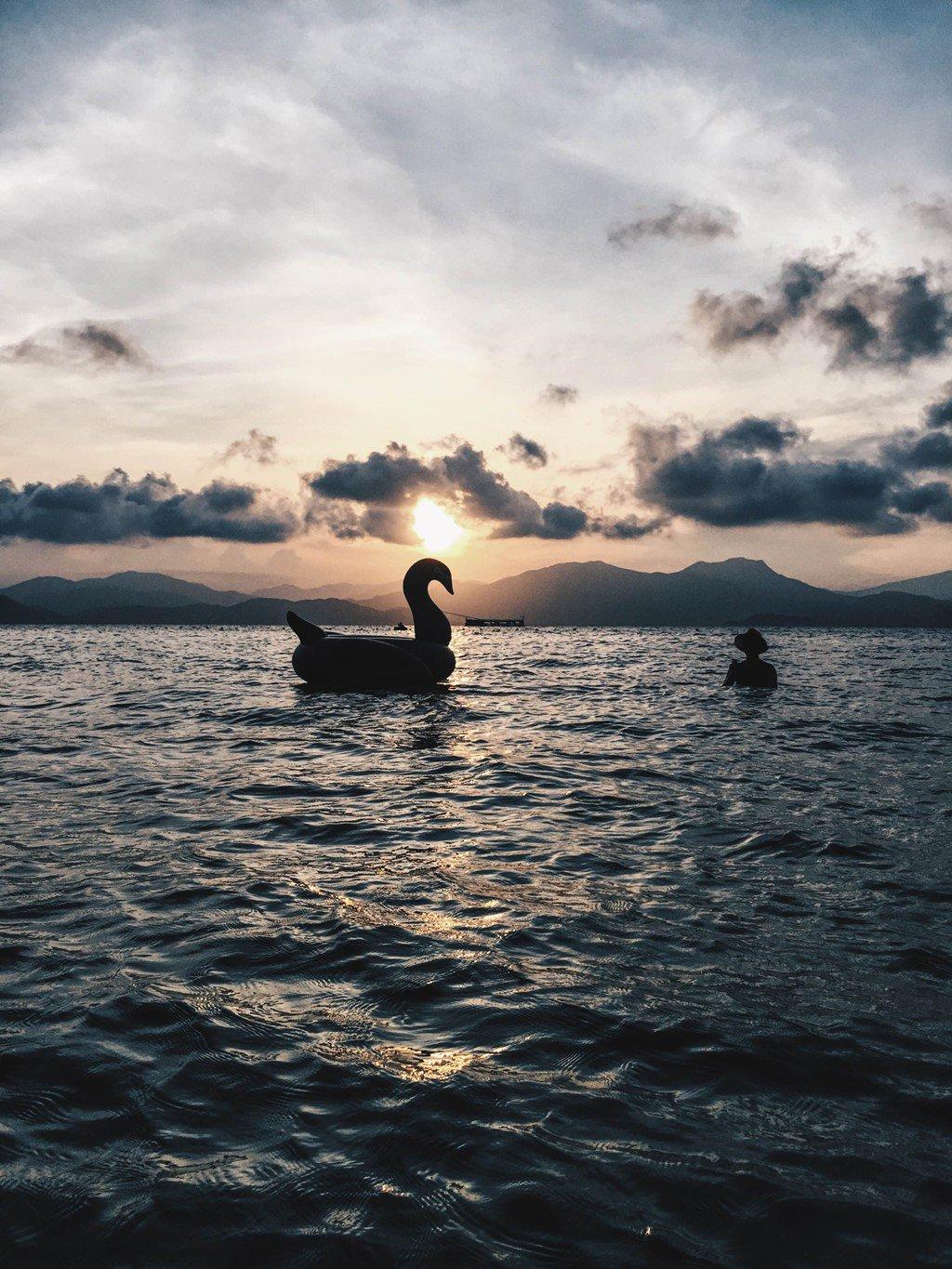 Ánh hoàng hôn soi bóng trên vịnh.