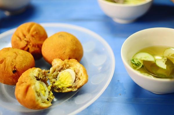 Mỗi chiếc bánh bao chiên có giá khoảng 8.000 đồng. Bạn có thể tìm mua ở Nguyễn Trường Tộ, Tập thể Kinh tế Quốc dân, Trần Đại Nghĩa... (Ảnh: Internet)
