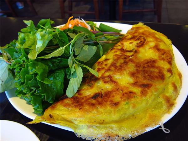 Mỗi chiếc bánh xèo có giá từ 10.000 - 25.000 đồng tùy loại. Bánh bán ở Tôn Đức Thắng, Đội Cấn, Hàng Bồ, Tô Hiến Thành... (Ảnh: Internet)