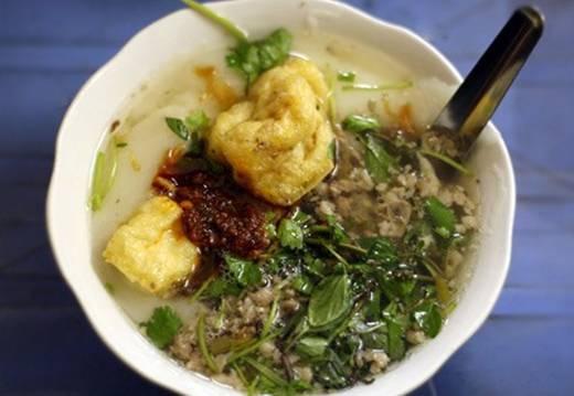 Mỗi bát bánh đúc nóng có giá từ 15.000 - 30.000 đồng. Bạn có thể tìm ăn ở những quán nổi tiếng như Trung Tự, Lê Ngọc Hân, Minh Khai, chợ Gốc Đề... (Ảnh:Internet)