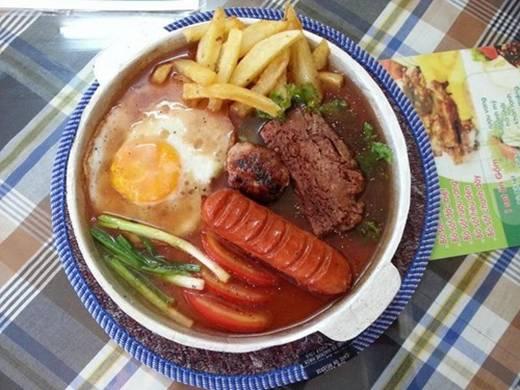 Mỗi xuất bánh mì chảo dao động từ 25.000 - 50.000 đồng. (Ảnh: Internet)