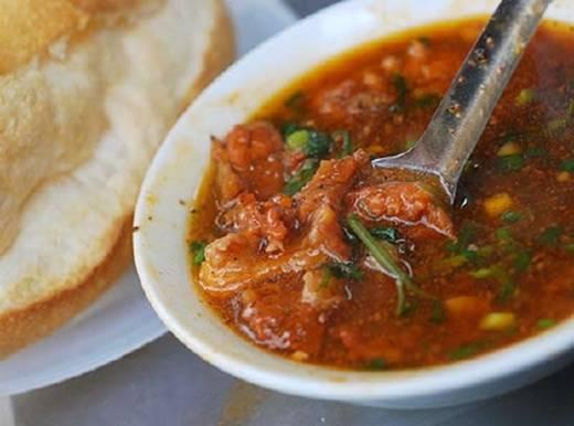 Bánh mì sốt vang dao động từ khoảng 30.000 - 45.000 đồng/suất. (Ảnh: Internet)