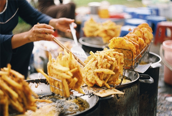 Bánh khoai, bánh chuối, bánh ngô được bán dọc các con đường, vỉa hè với giá 5.000 - 10.000 đồng/chiếc. (Ảnh: Internet)