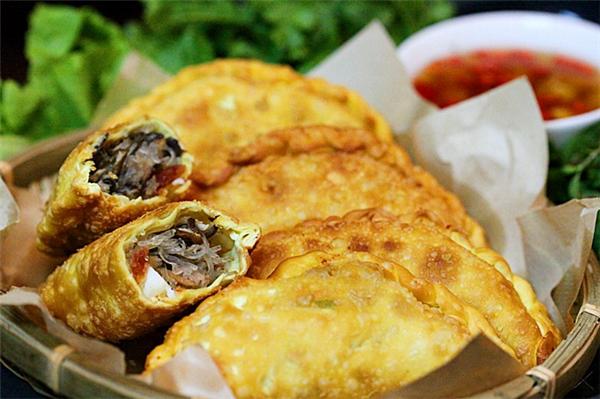 Bạn có thể tìm mua bánh gối nổi tiếng tại Hà Nội ở Lý Quốc Sư, Hoàng Tích Trí, Hàng Chiếu... với giá dao động từ 7.000 - 10.000 đồng/chiếc. (Ảnh: Internet)