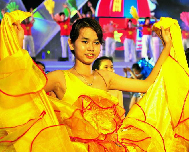 Hàng trăm diễn viên múa được huy động để tham gia các màn trình diễn nghệ thuật trên đường phố Nha Trang, tạo nên không khí sôi động và rực rỡ.