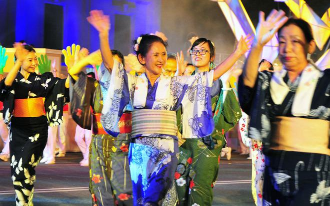 Những người bạn Nhật Bản hào hứng mang tới lễ hội nét đặc trưng của đất nước mình.