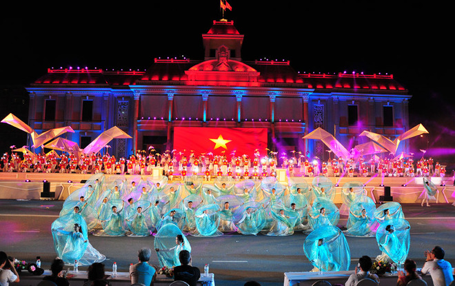 Tối 12/7, lễ hội đường phố trong khuôn khổ Festival biển 2015 được tổ chức tại quảng trường 2 Tháng 4, TP Nha Trang. Các tiết mục nghệ thuật được biểu diễn trên tông nền xanh ngọc của biển, rực đỏ cờ Tổ quốc thiêng liêng hướng về nguồn cội.