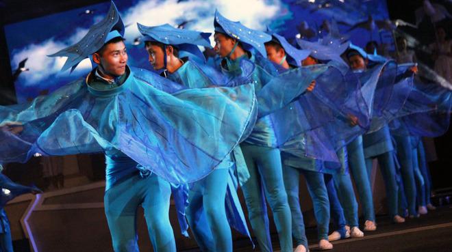Những người con xứ biển mở rộng vòng tay chào đón bạn bè khắp nơi đến với Nha Trang, tạo nên một miền đất hòa bình, thân ái.