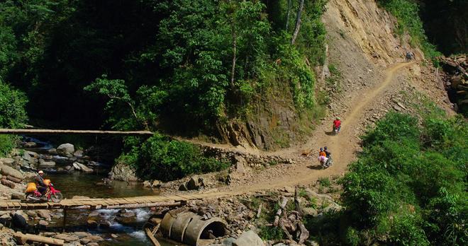 Là xã vùng cao đặc biệt khó khăn của huyện Mường La (lại là một trong những huyện nghèo nhất tỉnh), Chiềng Ân được rất ít người biết đến. Dù cách nhà máy thủy điện lớn nhất Đông Nam Á không xa, nhưng hiện tại rất nhiều nơi trong xã vẫn chưa có điện sinh hoạt.
