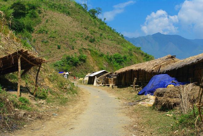 Đường lên trung tâm xã chỉ mới có một đoạn ngắn được rải nhựa, còn phần lớn là đường đất đá. Thậm chí đường vào các bản sâu xa nhất là hành trình vượt rừng, vượt suối với rất nhiều gian khổ.