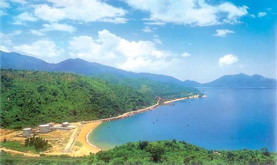 Trong vịnh, có nhiều bãi nhỏ như: Bãi Lách, Bãi Mù U, Bãi Ngà, Bãi Chùa, Bãi Chân Trâu, Bãi Hồ, Bãi Chính, Bãi Bàng, Bãi Lau... Ảnh: ttvnol.com