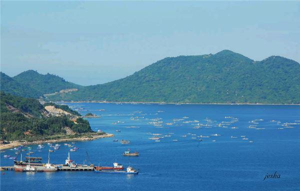 Với những dự án đầu tư phát triển du lịch hiện nay, Vũng Rô đang từ từ vươn mình thức giấc và hứa hẹn sẽ trở thành một địa điểm hấp dẫn thu hút du khách trong và ngoài nước. Ảnh: wikipedia