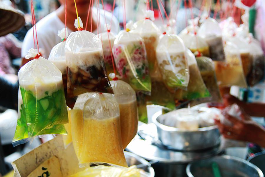 Đi qua nhiều năm như vậy, nơi này được lưu giữ trong ký ức của không ít người Sài Gòn. Có lẽ chính không gian giản dị lọt thỏm giữa thành phố hiện đại, sầm uất này mà thực khách vẫn trở lại đây ăn chè trong thời gian dài như vậy.