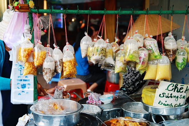 Chủ nhân của xe chè là bà Lộc, gần 60 tuổi. Bà cho biết đã cùng xe chè bán được hơn 40 năm và đậu ở góc đường Đinh Tiên Hoàng hơn 25 năm.
