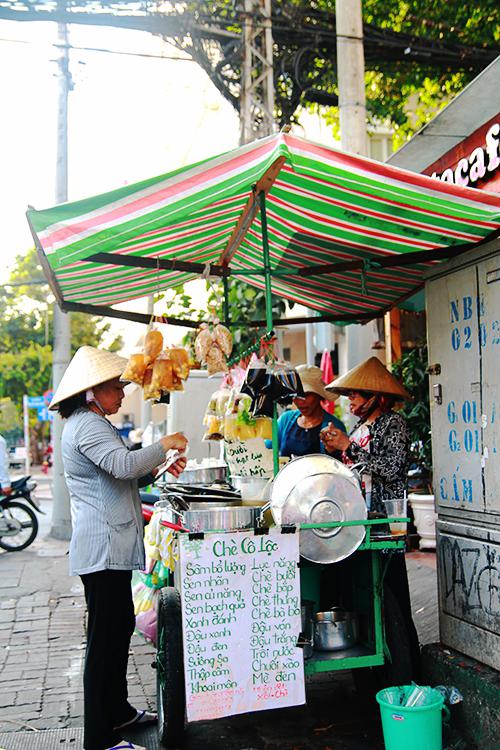 Với nhiều loại chè khác nhau như: chè đậu xanh, đậu đen, đậu trắng, chè bưởi, chè thưng, chè trôi, sâm bổ lượng,... thực khách thoải mái lựa chọn vị yêu thích với giá hết sức phải chăng.