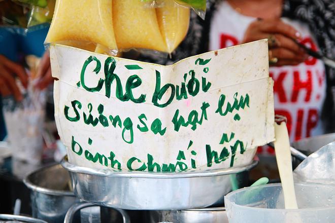 Hiện tại, xe chè của bà Lộc bán khoảng 23 loại chè khác nhau. Tuy vậy, mỗi loại đều được bà chăm chút kỹ lưỡng, hương vị không lẫn vào đâu được. “Ở thành phố có nhiều chỗ bán chè, nhưng chưa chắc tìm được chỗ nào có vị đậm đà như chỗ tui đâu”, bà Lộc vui cười chia sẻ.