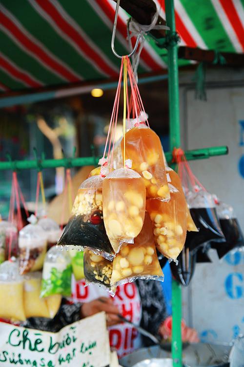 Ngoài việc thưởng thức tại chỗ, bạn cũng có thể ghé qua mua về nếu như không có thời gian. Những túi chè treo cao, bắt mắt với màu sắc đa dạng.