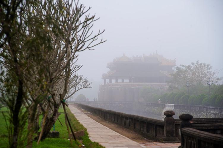 Ngọ Môn Huế đầu ngày mới.