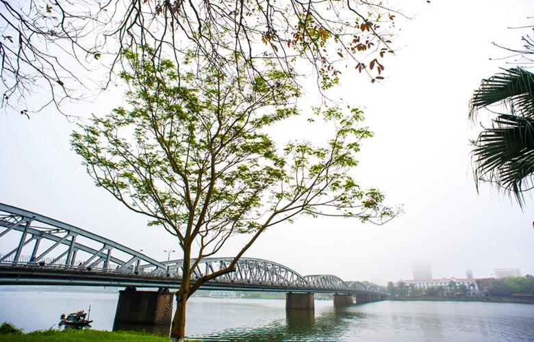 Cầu Trường Tiền hiện dần ra như chiếc lược ngà trên mái tóc cô gái mộng mơ.