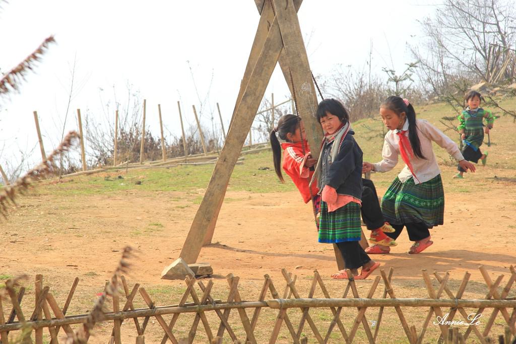 Sau khi ngắm mây, bạn đừng quên ghé ngôi trường trên mây của các em học sinh dân tộc thiểu số trên đường trở ra.