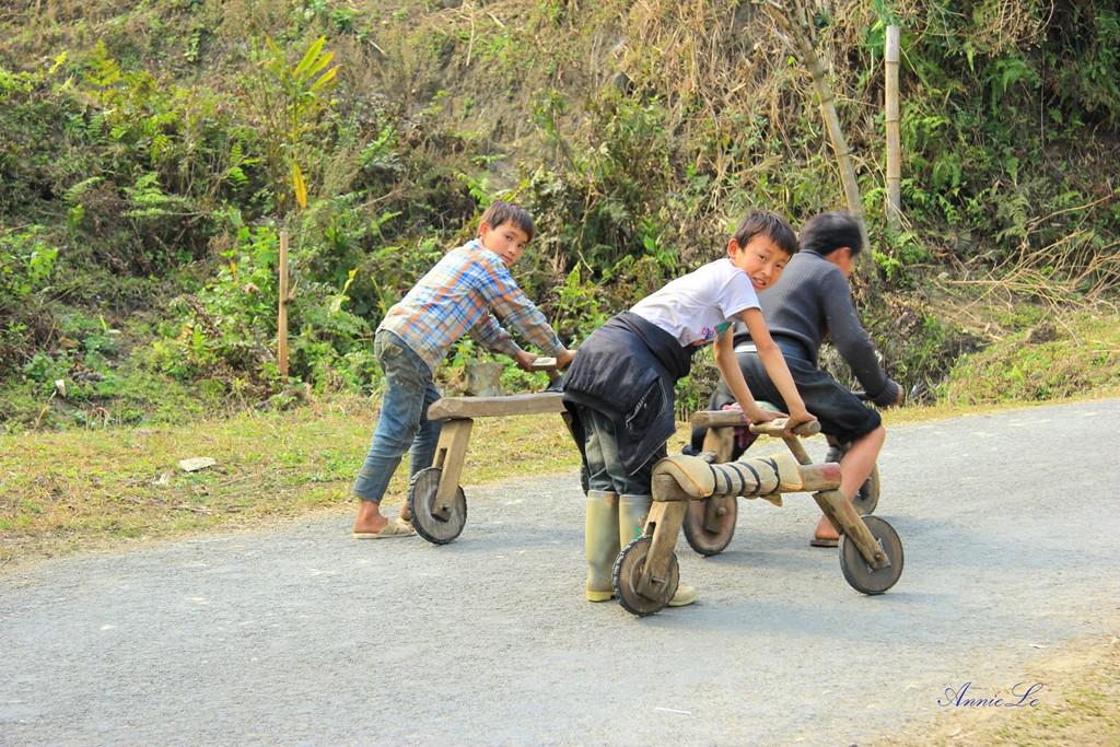 Trò chơi “cảm giác mạnh” của trẻ em Mường Hum: dắt những chiếc xe tự chế lên đầu dốc, ngồi lên rồi lao xuống.